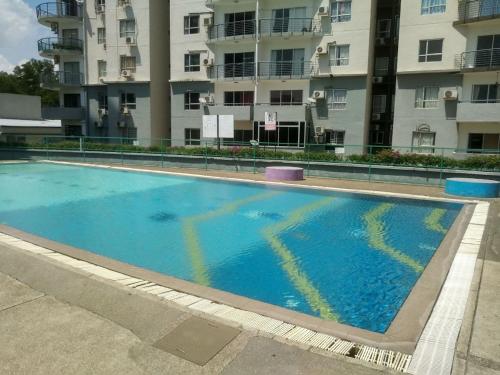 une grande piscine devant un immeuble dans l'établissement Marina View, Teluk Kemang, PD, à Port Dickson