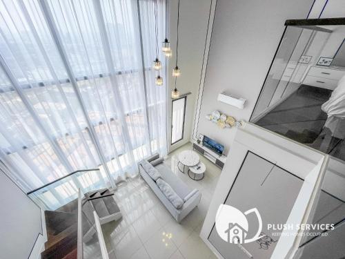八打灵再也Highpark Suites at Petaling Jaya, Kelana Jaya by Plush的客厅的顶部景,设有窗户
