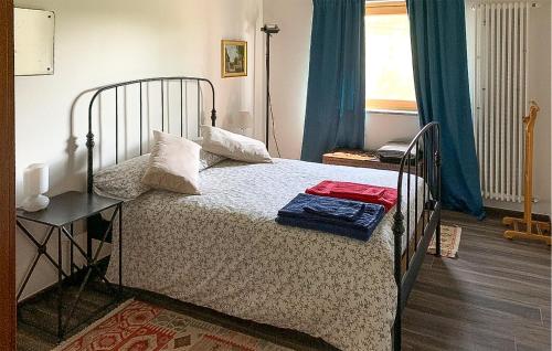 - une chambre avec un lit, une table et une fenêtre dans l'établissement Cozy Home In Marsaglia With Kitchen, à Marsaglia