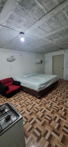 een kamer met een bed en een fornuis. bij apartamento pequeño amueblado in San Salvador
