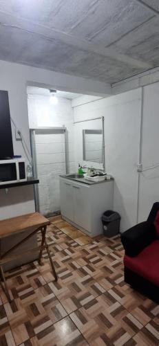 een woonkamer met een tafel en een spiegel bij apartamento pequeño amueblado in San Salvador