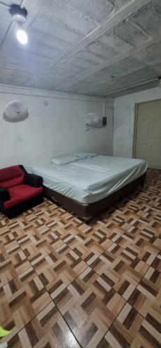een slaapkamer met een bed en een houten vloer bij apartamento pequeño amueblado in San Salvador
