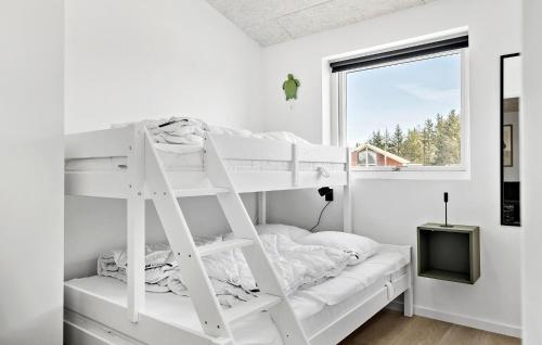 um beliche branco num quarto branco com uma janela em Lovely Home In Hadsund With Indoor Swimming Pool em Hadsund