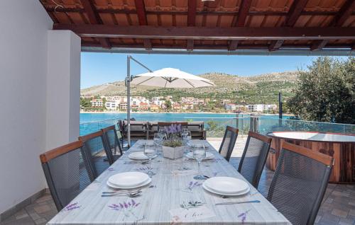 4 Bedroom Amazing Home In Grebastica