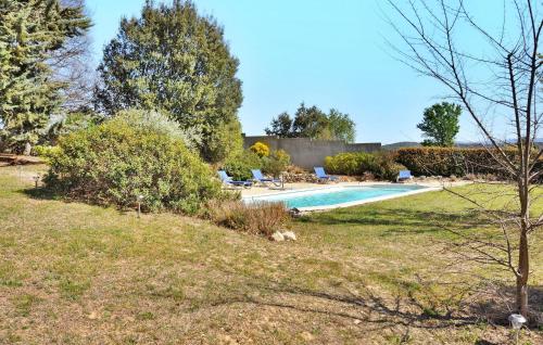- une piscine dans une cour arborée et un bâtiment dans l'établissement Le Gite Du Bastidon, à La Tour-dʼAigues