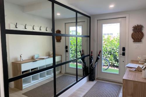 Φωτογραφία από το άλμπουμ του Modern Beach House, Heated Saltwater Pool & Spa σε Delray Beach