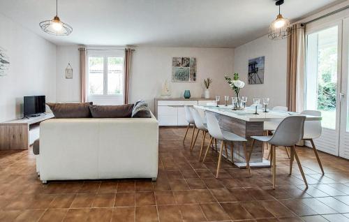 un salon avec un canapé blanc et une table dans l'établissement Pet Friendly Home In Royan With Wifi, à Royan