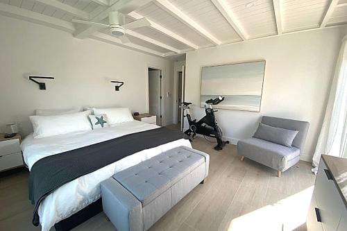 Ένα ή περισσότερα κρεβάτια σε δωμάτιο στο Modern Beach House, Heated Saltwater Pool & Spa