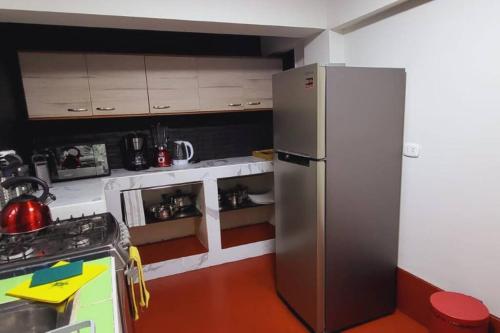eine Küche mit einem Kühlschrank aus Edelstahl in der Unterkunft Casa Familiar, Amplia , acojedora y equipada in Cusco
