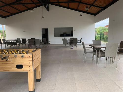 Großes Zimmer mit einem Tisch, einem Tisch und Stühlen. in der Unterkunft Casa Arrecife de Sueños in Bejuco