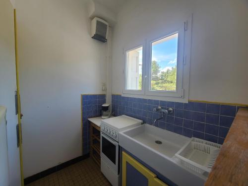 a small kitchen with a sink and a window at Studio Argelès-sur-Mer, 1 pièce, 4 personnes - FR-1-309-398 in Argelès-sur-Mer