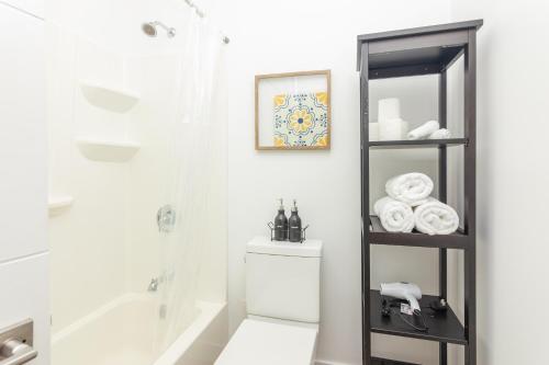 biała łazienka z toaletą i prysznicem w obiekcie Downtown Miami - 1 Bedroom Apartment - 5 minutes from Wynwood w Miami