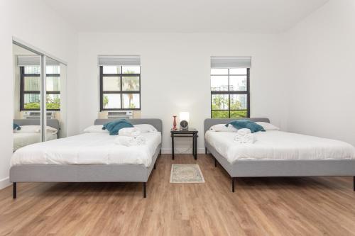 dwa łóżka w pokoju z dwoma oknami w obiekcie Downtown Miami - 1 Bedroom Apartment - 5 minutes from Wynwood w Miami
