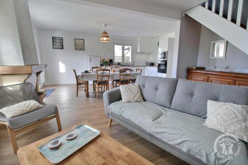 un salon avec un canapé et une table dans l'établissement Le rocher, à Trélivan
