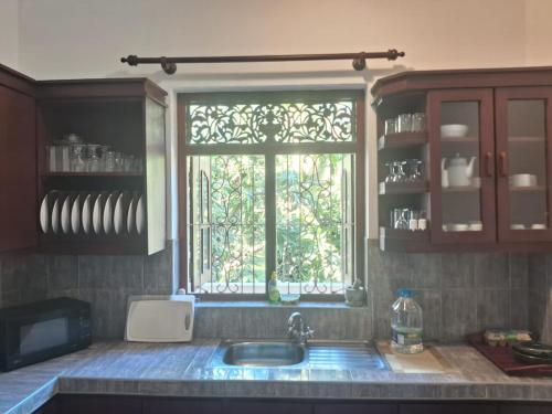 uma cozinha com um lavatório e uma janela em Lucky Prince Villa em Aluthgama