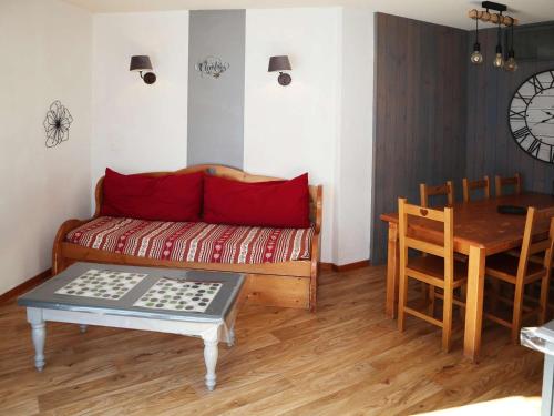 un salon avec un canapé et une table dans l'établissement Les Orres 1800 - Grand appart 3 pièces, 8 pers, piscine chauffée, sauna - FR-1-322-605, aux Orres