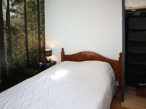 une chambre avec un lit avec une couette blanche dans l'établissement Les Orres 1800 - Grand appart 3 pièces, 8 pers, piscine chauffée, sauna - FR-1-322-605, aux Orres