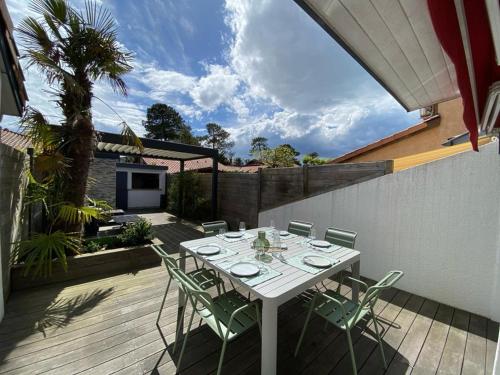 Photo de la galerie de l'établissement Patio rénovée 6 pers: BBQ, terrasse & clim, quartier calme boisé, proche plage - FR-1-413-241, à Capbreton