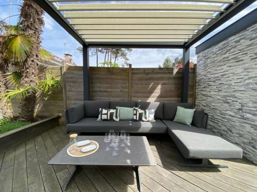 Photo de la galerie de l'établissement Patio rénovée 6 pers: BBQ, terrasse & clim, quartier calme boisé, proche plage - FR-1-413-241, à Capbreton