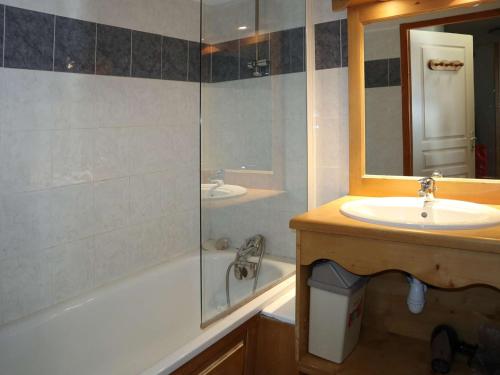 une salle de bain avec un lavabo et une douche dans l'établissement Les Orres 1800 - Grand appart 3 pièces, 8 pers, piscine chauffée, sauna - FR-1-322-605, aux Orres
