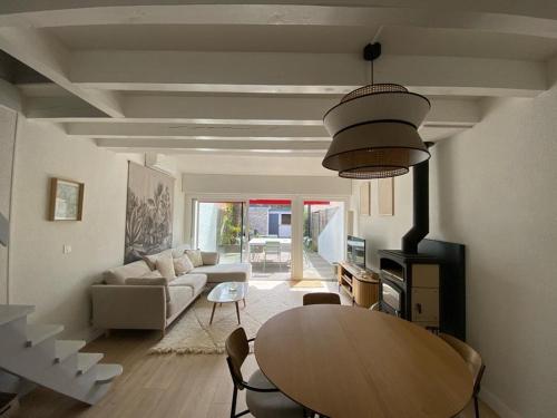 Photo de la galerie de l'établissement Patio rénovée 6 pers: BBQ, terrasse & clim, quartier calme boisé, proche plage - FR-1-413-241, à Capbreton