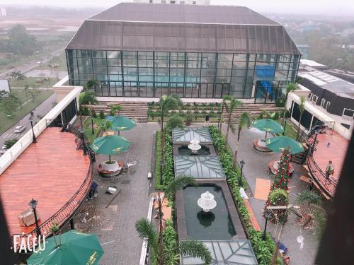 an aerial view of a building with umbrellas at Căn Hộ The Manor Crown in Thôn Trường Giang