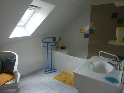 a bathroom with a sink and a bath tub at Gîte Cheverny, 4 pièces, 6 personnes - FR-1-491-338 in Cheverny