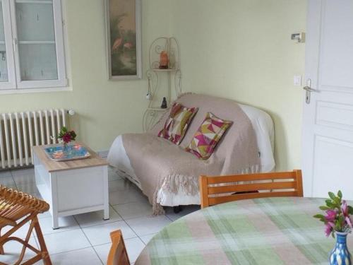 - une chambre avec un lit, une table et une table dans l'établissement Gîte proche de Blois, jardins et châteaux, parfait pour vos vacances en famille - FR-1-491-343, à Saint-Gervais-la-Forêt