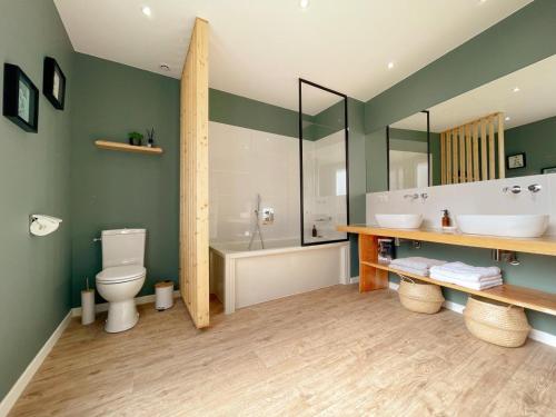 ein Badezimmer mit Toilette, Badewanne und Waschbecken in der Unterkunft Gîte tout confort pour 6-8 pers, cœur de village, parking privé, jardin clos, proche ZooParc de Beauval - FR-1-491-344 in Noyers-sur-Cher