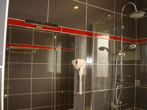 a bathroom with a shower with a shower head at Gîte familial en Sologne : jardin, équipements enfants, vélos, proche Châteaux de la Loire - FR-1-491-348 in Dhuizon