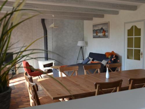 un salon avec une table et un canapé dans l'établissement Maison spacieuse avec jardin, terrasse, et équipements de loisirs à Pouillé - FR-1-491-346, à Pouillé