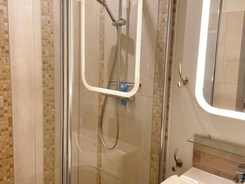 um chuveiro com uma porta de vidro na casa de banho em Gîte Noyers-sur-Cher, 4 pièces, 7 personnes - FR-1-491-356 em Noyers-sur-Cher