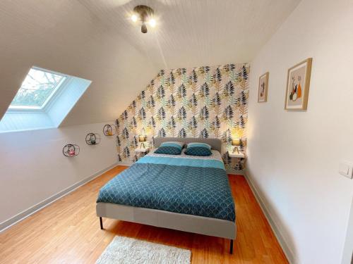 une chambre avec un lit dans un grenier dans l'établissement Évasion moderne et cosy avec jardin clos près des châteaux et du ZooParc de Beauval - FR-1-491-359, à Selles-sur-Cher