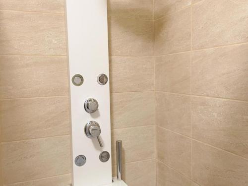 une douche dans une salle de bain avec une porte vitrée dans l'établissement Évasion moderne et cosy avec jardin clos près des châteaux et du ZooParc de Beauval - FR-1-491-359, à Selles-sur-Cher