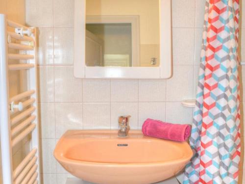 ein Badezimmer mit einem orangenen Waschbecken und einem Spiegel in der Unterkunft Gîte Cour-Cheverny, 2 pièces, 2 personnes - FR-1-491-357 in Cour-Cheverny