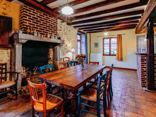 une salle à manger avec une table et des chaises en bois dans l'établissement Maison restaurée avec jardin près de Vendôme, 3 chambres, cheminée, BBQ, internet, animaux acceptés - FR-1-491-367, à Crucheray