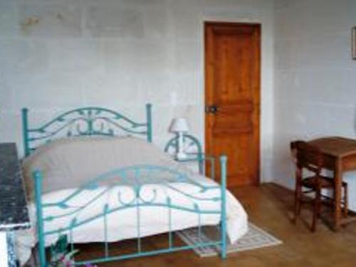 A bed or beds in a room at Gîte Prunay-Cassereau, 3 pièces, 4 personnes - FR-1-491-369