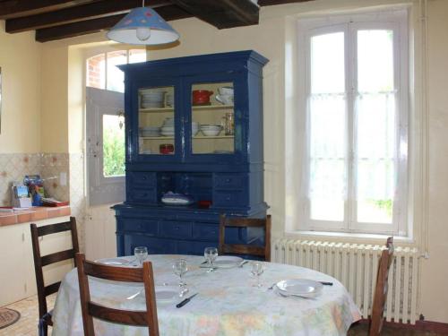 伯夫龍河畔訥安的住宿－Gîte Neung-sur-Beuvron, 4 pièces, 6 personnes - FR-1-491-371，厨房里配有一张蓝柜餐桌