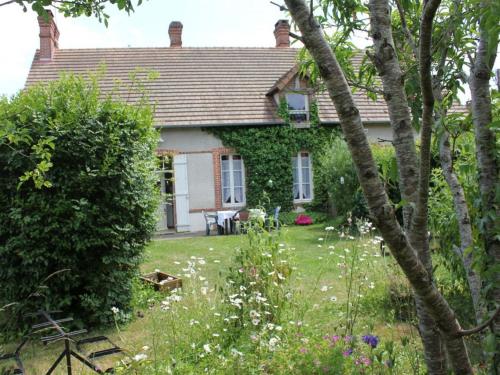 伯夫龍河畔訥安的住宿－Gîte Neung-sur-Beuvron, 4 pièces, 6 personnes - FR-1-491-371，一座房子,前面有一个种着鲜花的花园