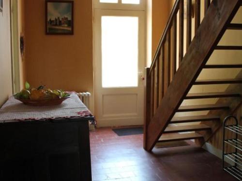 伯夫龍河畔訥安的住宿－Gîte Neung-sur-Beuvron, 4 pièces, 6 personnes - FR-1-491-371，走廊,楼梯旁有一碗水果