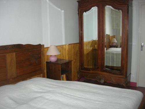 伯夫龍河畔訥安的住宿－Gîte Neung-sur-Beuvron, 4 pièces, 6 personnes - FR-1-491-371，一间卧室配有一张床和一面大镜子