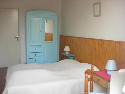 伯夫龍河畔訥安的住宿－Gîte Neung-sur-Beuvron, 4 pièces, 6 personnes - FR-1-491-371，一间卧室配有一张床和一个蓝色的橱柜