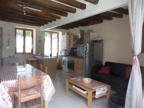 un salon avec un canapé et une table dans l'établissement Maison de campagne climatisée entre Blois et Montrichard, 3 chambres, jardin, parking privé - FR-1-491-342, à Sambin