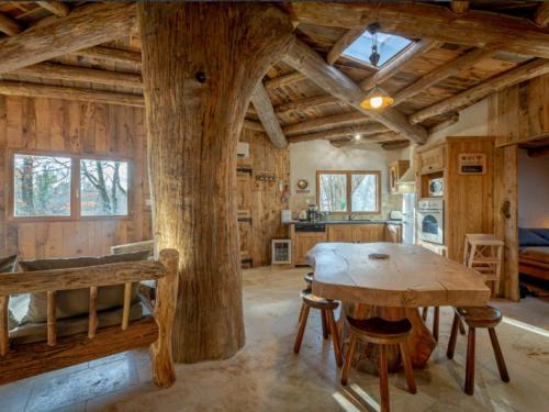 - une cuisine avec une table en bois dans une chambre dans l'établissement Location Insolite : Maison Hobbit avec Arbre Intégré, à Proximité de Chambord - FR-1-491-375, à Crouy-sur-Cosson