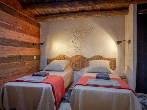 2 camas en una habitación con paredes de madera en Gîte Crouy-sur-Cosson, 4 pièces, 6 personnes - FR-1-491-375 en Crouy-sur-Cosson