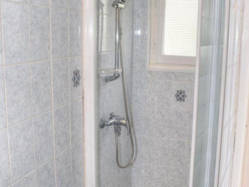 eine Dusche mit Glastür im Bad in der Unterkunft Gîte Cour-Cheverny, 3 pièces, 5 personnes - FR-1-491-345 in Cour-Cheverny