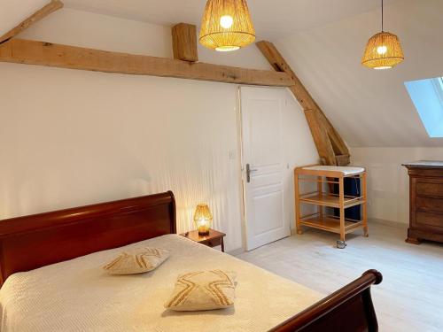 1 dormitorio con 1 cama con 2 almohadas en Gîte Mont-prés-Chambord, 4 pièces, 6 personnes - FR-1-491-365, en Mont-près-Chambord