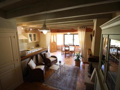 a view of a living room and a kitchen with a table at Gîte rustique à Cheverny: nature, tennis, animaux bienvenus, pêche et châteaux de la Loire à proximité - FR-1-491-366 in Cheverny