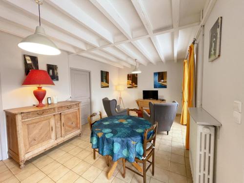 un salon avec une table et une salle à manger dans l'établissement Gîte confort pour 2 avec jardin privatif près des châteaux et du Zooparc de Beauval - FR-1-491-368, à Couffy