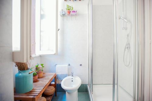 uma casa de banho com um WC e uma cabina de duche em vidro. em A Secret Corner em Roma